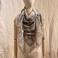 Phileas-wool_silk-Grey_Oyster-drape