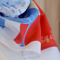 LE PARIS QUE J'AIME FOULARD COTON 64X64 BLEU ET BLANC ET ROUGE DETAIL